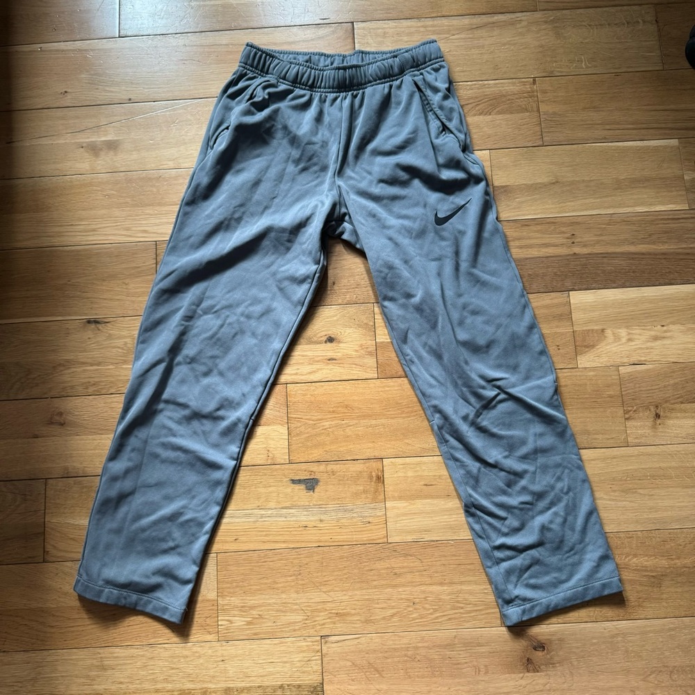 Nike grey sweat pants 
Regular fit
Size small